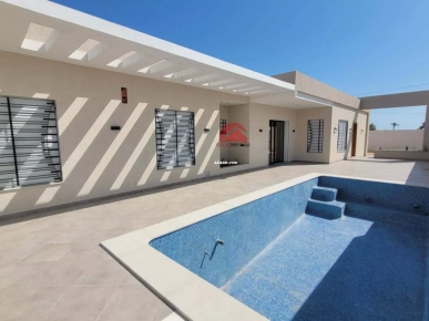 VILLA DE PLAIN-PIED AVEC PISCINE À HOUMT SOUK DJERBA ZA-RÉF V705
