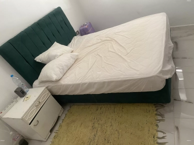 Un lit à vendre avec matelas et 2 coussins et 2 table de nuit