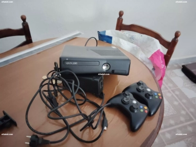 XBOX 360 avec deux manettes XBOX 360 avec deux manettes