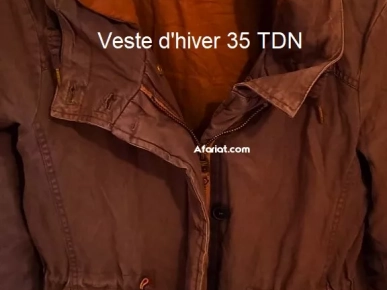 Veste d'hiver pour hommes avec capuche de Pull and Bear. Taille M