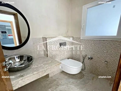 Villa S+4 avec piscine à La Soukra ZVL1665