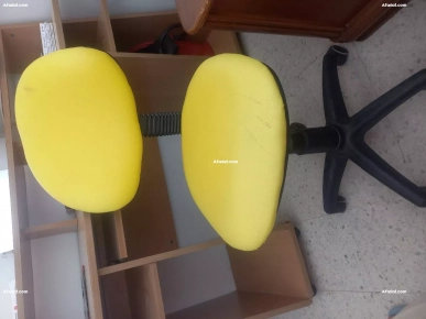 Bureau avec chaise jaune