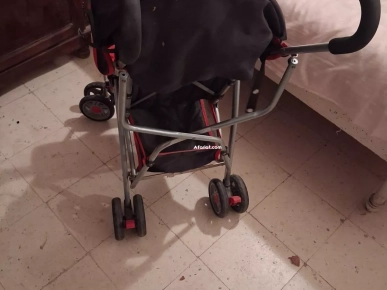 Poussette Canne Légère et Pliante – Rouge et Noire