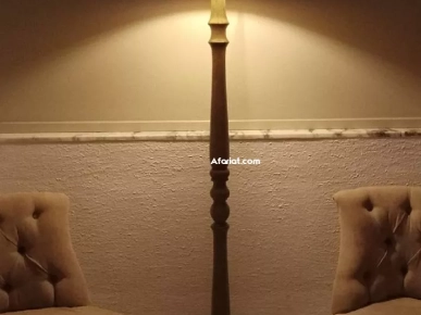 Lampadaire socle en bois presque neuve