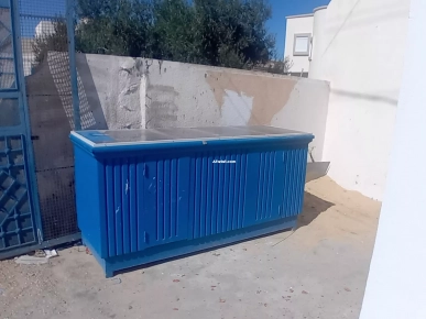 porte en fer et comptoir en bois //باب حديد و كنتوار لوح