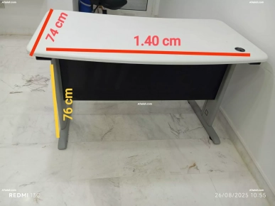 A VENDRE 3 BUREAUX ET COMMODE DE RANGEMENT