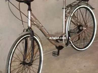 vélo aluminium presque neuf  tel 21948190