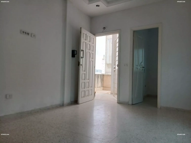 STUDIO pour etudiantes ou couple A 100m arrêt de metro