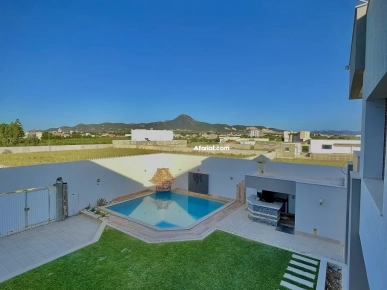 Villa haut standing avec piscine à vendre – Boumhal