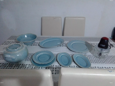 A vendre service de table plus hachoir A vendre service de table plus hachoir
