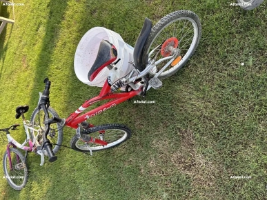 trois vélos en bon état
