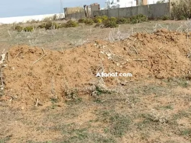 terrain près de la mer