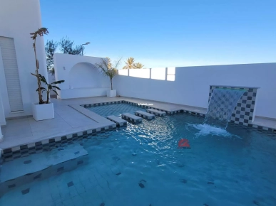 VILLA AVEC PISCINE À HOUMT SOUK ZU - RÉF V696