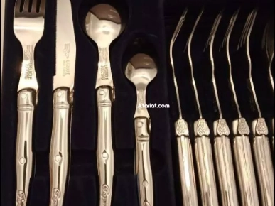 Ménagère 24 pièces et son service gateau NEUFS signés: LAGUIOLE
