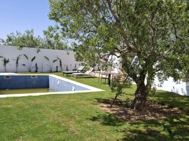 AV belle villa avec piscine de 500m pas loin de hammamet yasmnie