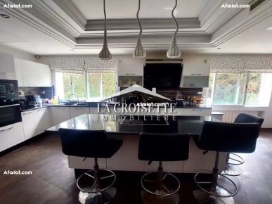 Villa S+5 avec piscine à Gammarth ZVL1556