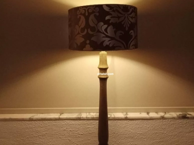 Lampadaire socle en bois presque neuve