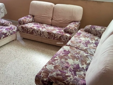 2 Canapés et un divan en état moyen 2 Canapés et un divan en état moyen