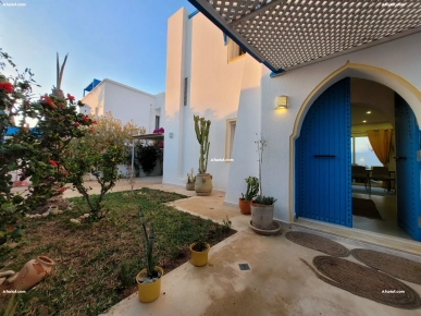 Une Villa S+3 avec piscine à vendre à Houmt Souk