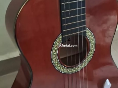 A vendre guitare classique ibanez presque neuve A vendre guitare classique ibanez presque neuve