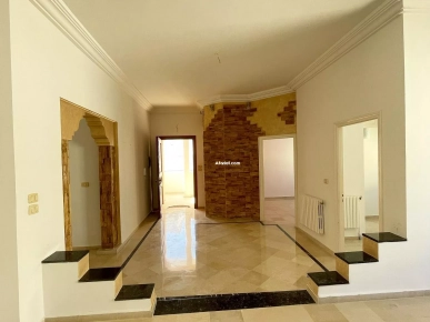 Un étage de villa de type s+4 en location à Khezema Est