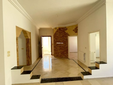 Un étage de villa de type s+4 en location à Khezema Est Un étage de villa de type s+4 en location à Khezema Est
