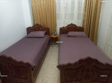 deux lits et une commode en bois