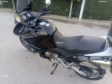 A vendre Honda Varadero avec valises latérale.