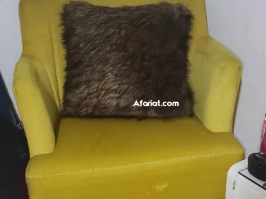 je mets en vente une chaise moutarde et son coussin je mets en vente une chaise moutarde et son coussin