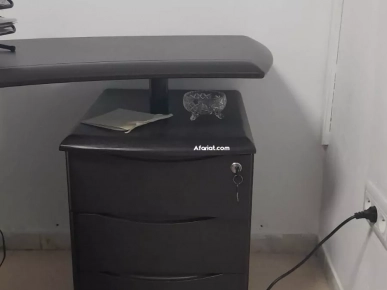 Bureau avec Chaise , Tiroir et Porte-manteau – Bon État