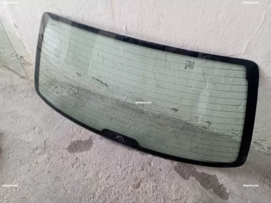 a vendre lunette arrière Peugeot 106+ fenetre porte arrière goche