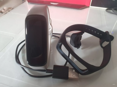 Smartwatch Samsung Galaxy Fit 2 + 2eme bracelet neuf