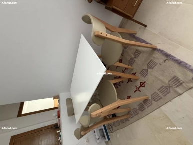 4 chaises et 1 table à manger