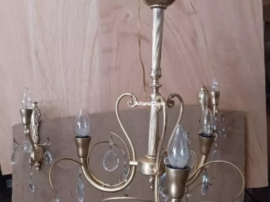 Lustre en cuivre et cristal 3 bougies avec 2 appliques. Lustre en cuivre et cristal 3 bougies avec 2 appliques.