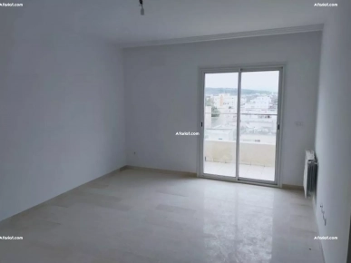 Á vendre un s+1 dans Á Raouad sur la route principale