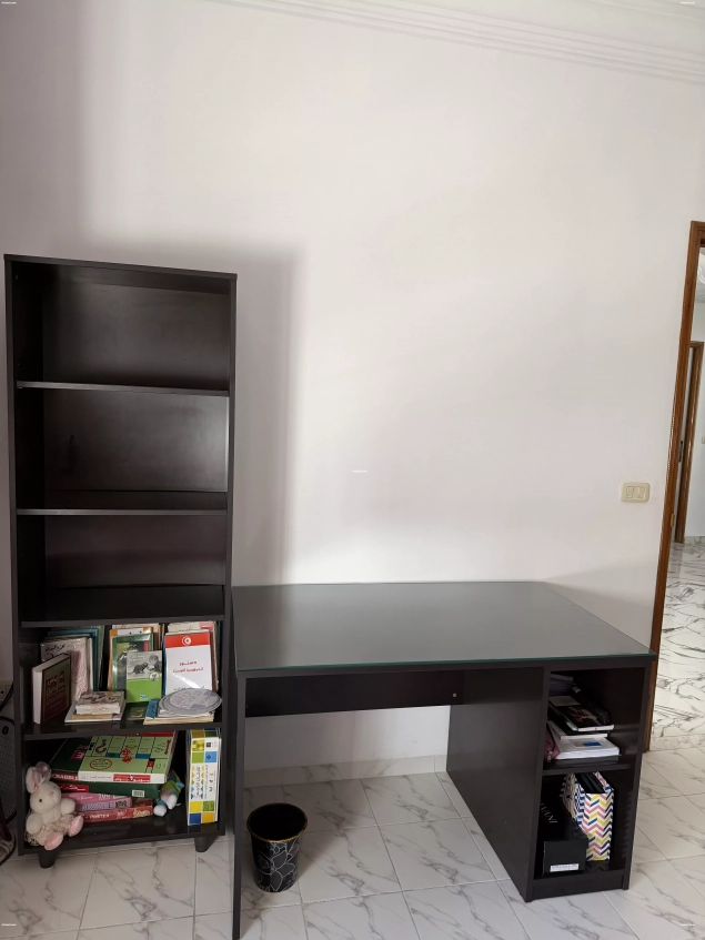 Bureau avec étagères