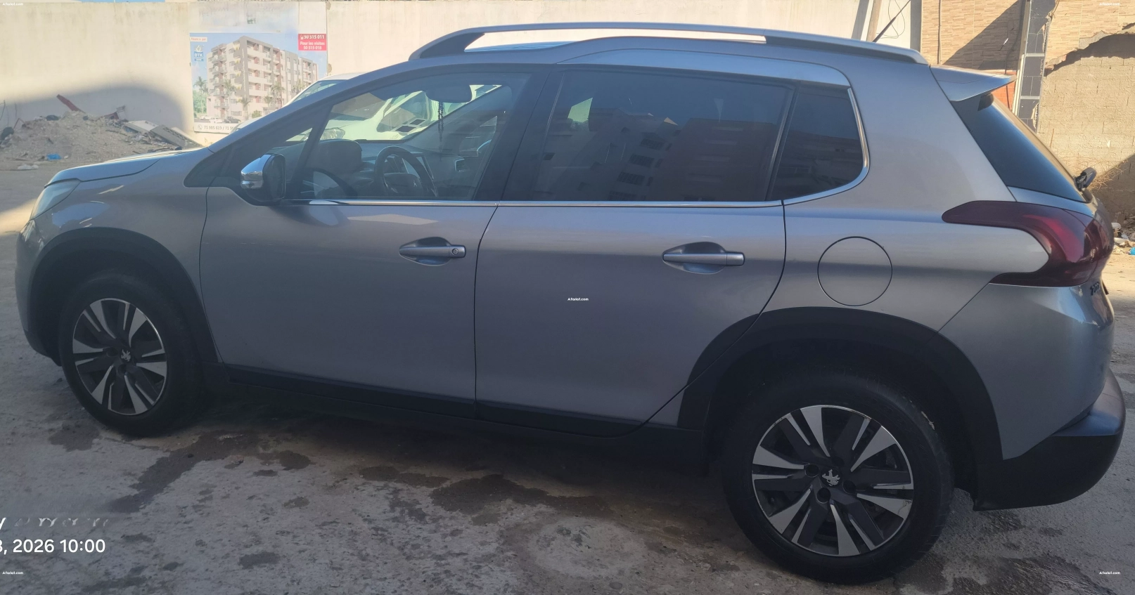 Femme vend Peugeot 2008 1.2 5CV