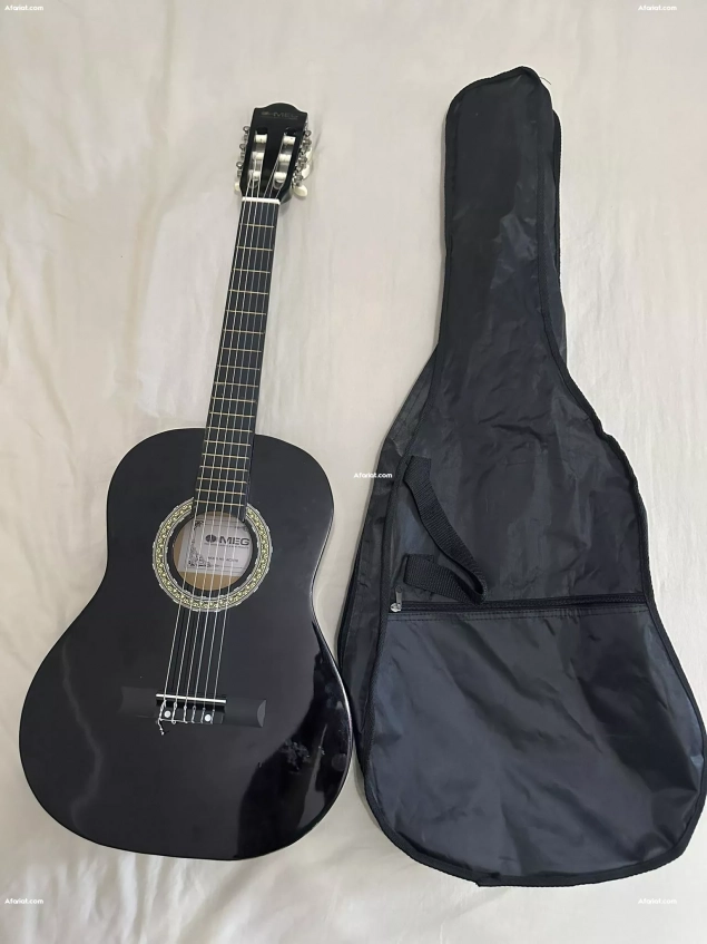Guitare Neuve Noire MEG (avec sac)