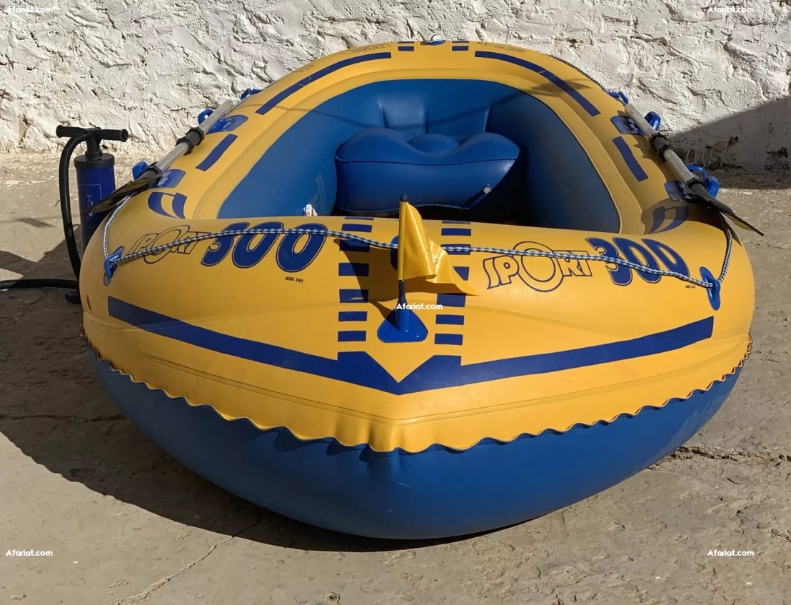 bateau gonflable avec 2 pagaie et