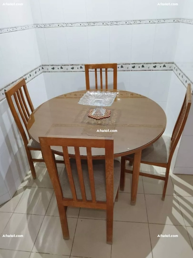 table ronde avec 4 chaises