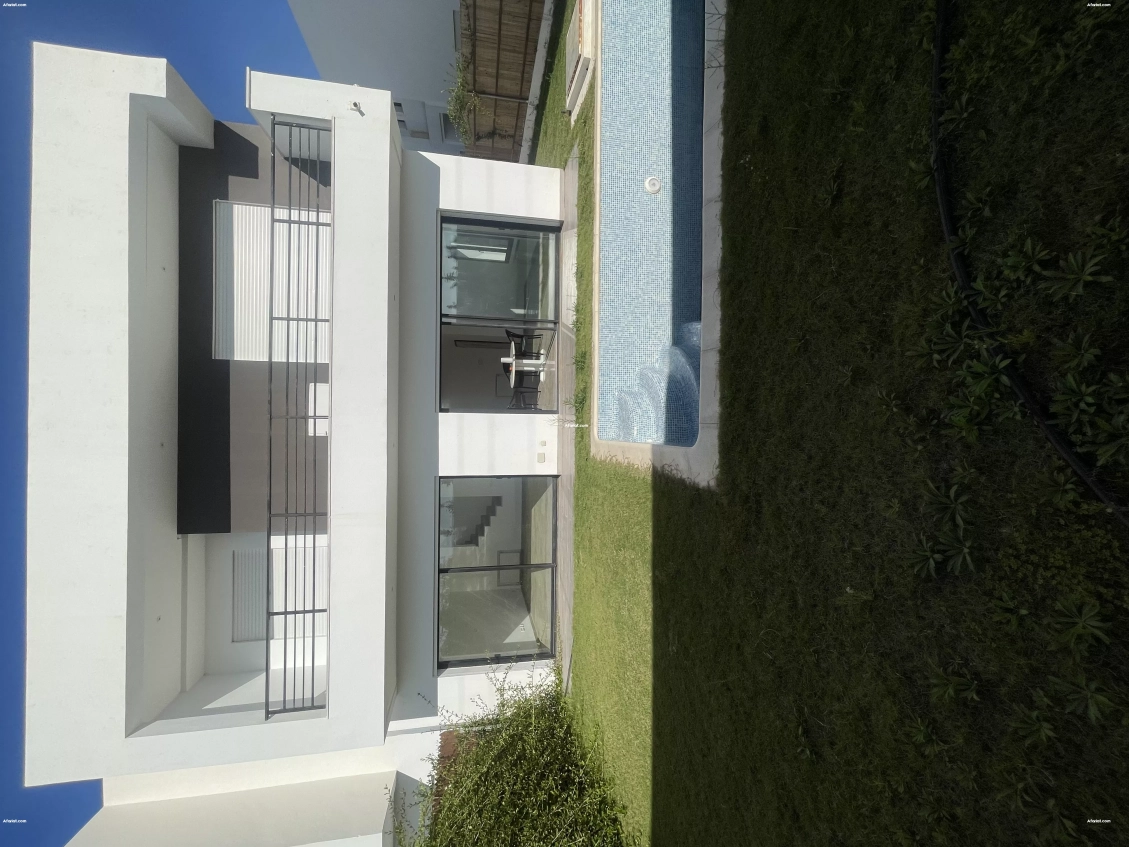 Villa de luxe neuve avec Piscine et jardin à Louer Tunis Bay Golf