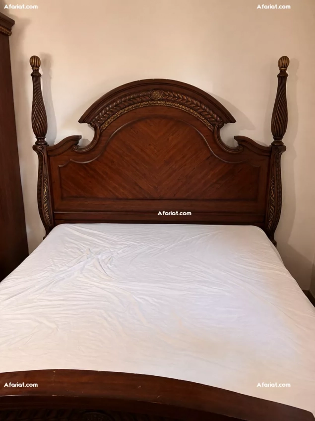 Ensemble chambre à coucher en bois massif – Très bon état