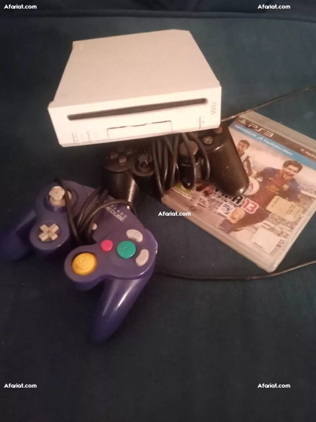 للبيع جهاز Wii مع يد تحكم GameCube ويد PS2 وقرص FIFA 13،