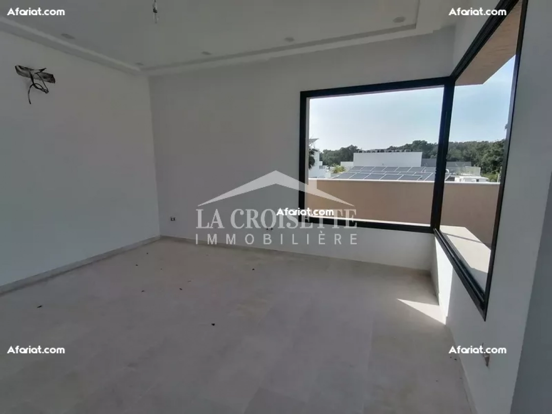 Triplex S+4 avec jardin et piscine à Gammarth  MTRV0021