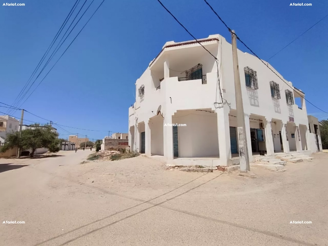 A vendre une spacieuse Appartement S+2 avec 5 garages en RDC.