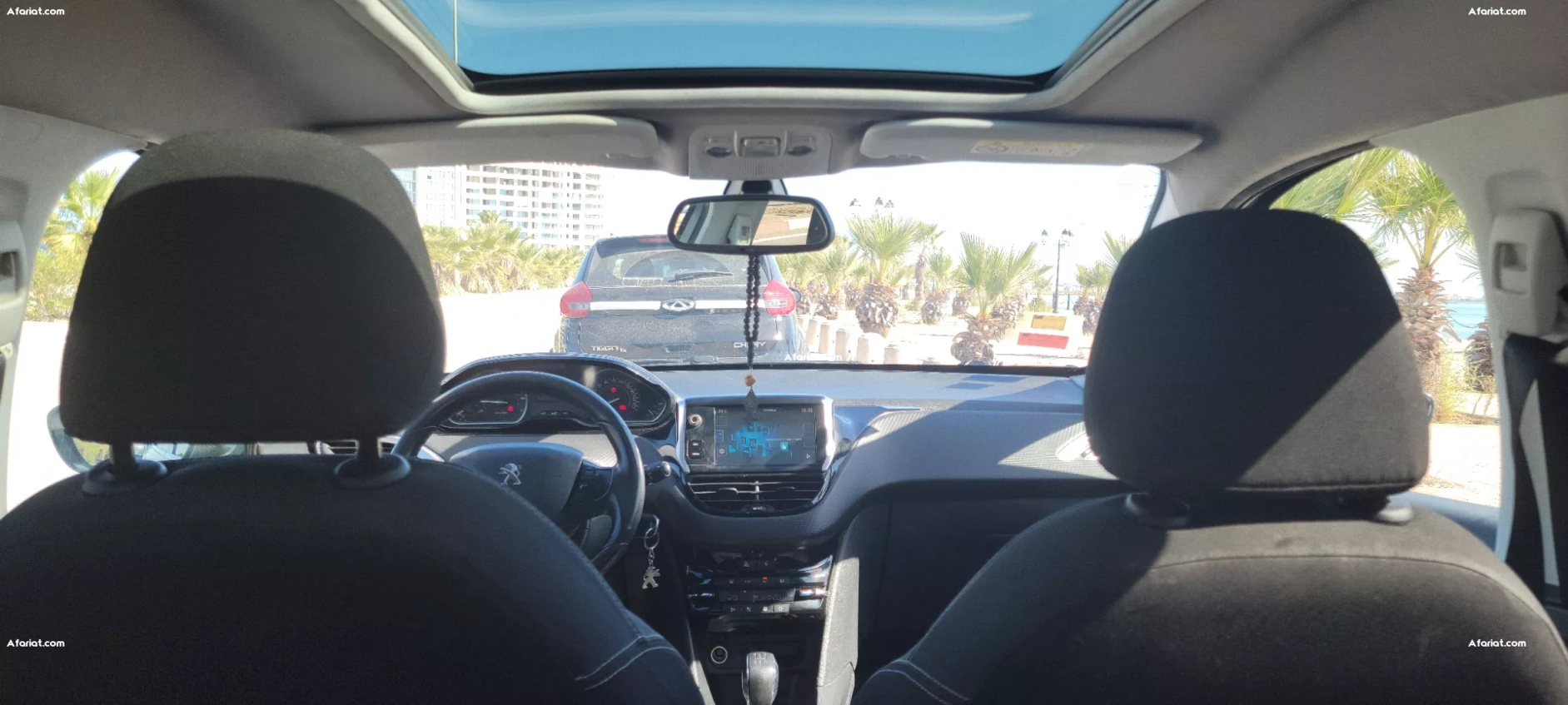 Femme vend Peugeot 2008 1.2 5CV