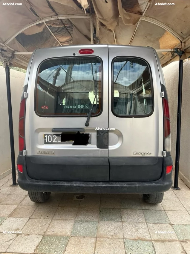 A vendre renault kangoo essence 5 places 5 chevaux année 2002