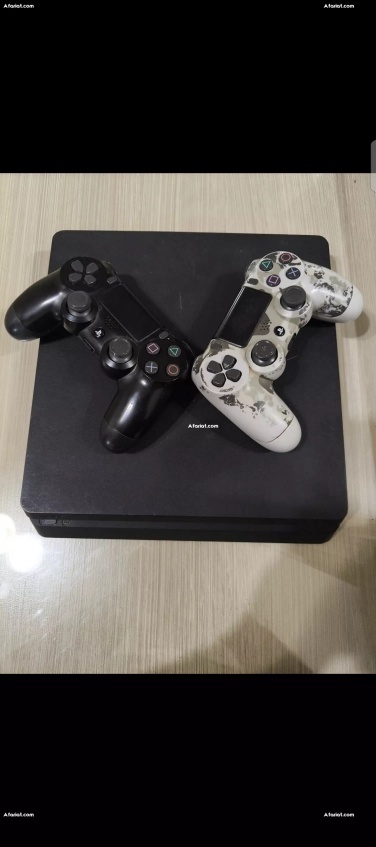 Ps4 slim 1000gb avec 2 manettes et 11jeux installés