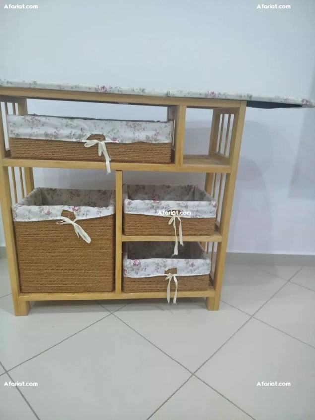 Table à repasser en bois avec paniers