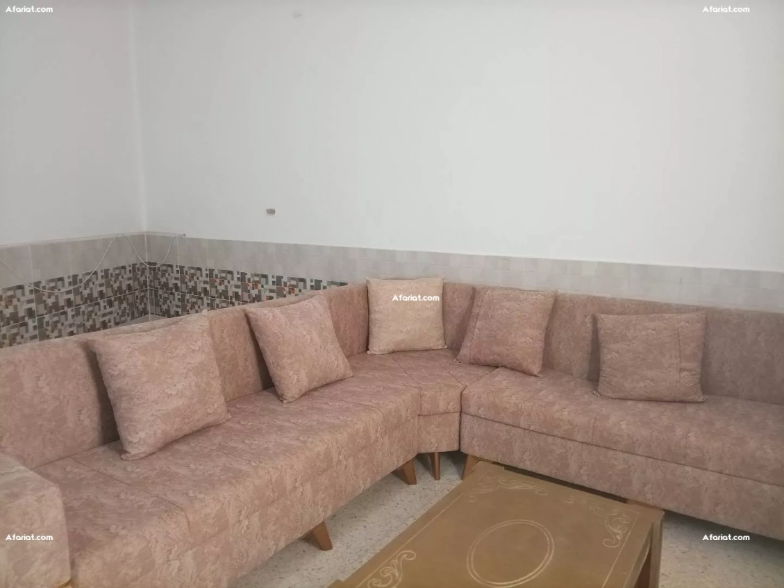 Salon d’angle moderne en tissu rose poudré – Très bon état